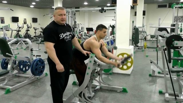 Французский жим лёжа в тренажёре.