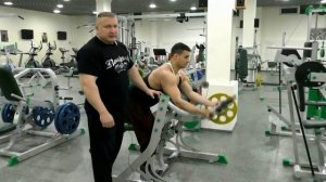 Французский жим лёжа в тренажёре.