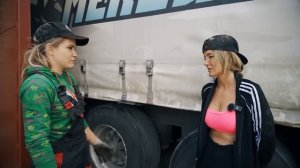 Девочки ремонтируют ФУРУ