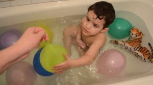 Купание в ванной с воздушными шариками / Bathing in bath with a lot of balloons