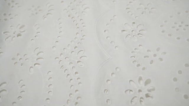 Хлопок шитье цветы с крупными дырками молочное GRA22352 смотреть онлайн