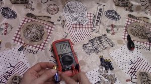 Проверка батареек мультиметром .