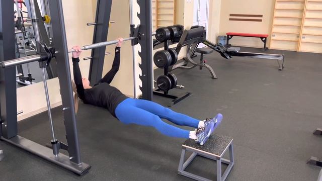 Горизонтальные подтягивания на перекладине опора ногами на тумбу смотреть онлайн