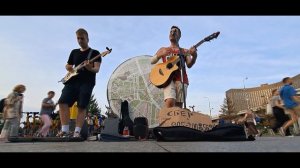 Уличные музыканты на ВДНХ исполняют "Фред" группы Король и Шут.