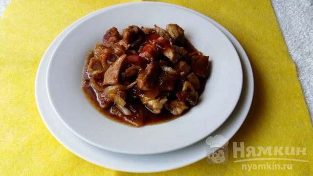 Жареное мясо свинины с луком в клюквенном соусе