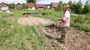 Делаем грядку под клубнику кетменем