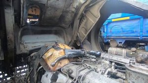 Снимаем кузов, мотор, коробку с камаза, чуть не упал мотор с манипулятора..