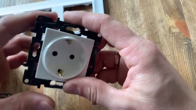 Розетки и выключатели Legrand Struktura смотреть онлайн