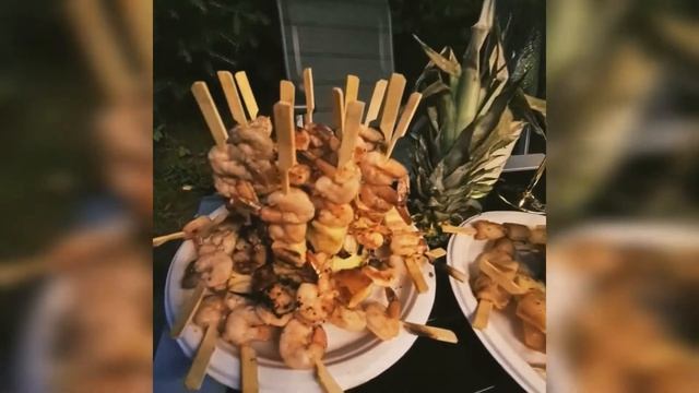 Шашлычки с креветками, гребешками и ананасами?? смотреть онлайн