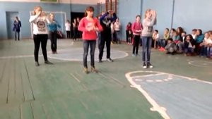 7 класс, кирюша среди баб танцор школы??? смотреть всем.