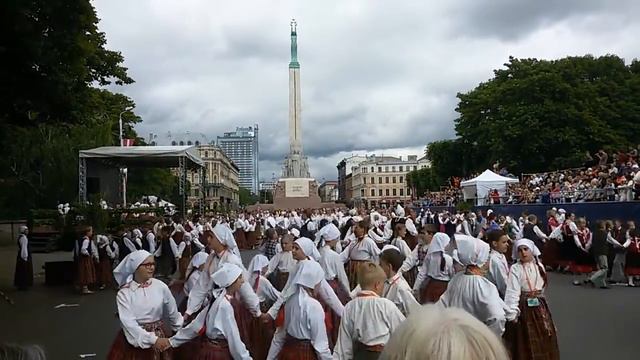 vatravel.ru Рига. Гуляния около памятника Свободе смотреть онлайн