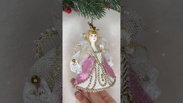 Арт. ТФ94  Новогодняя игрушка из фарфора и текстиля «Фея-крёстная» розовая