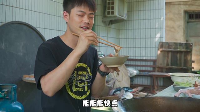 小雨吃超麻辣火鍋，5個豬腰切片裹辣椒面，金老師高興唱起了歌！ 【市民朱小雨】