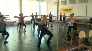 №697 Классический джаз: тренаж на середине, кросс, танцевальные комбинации.