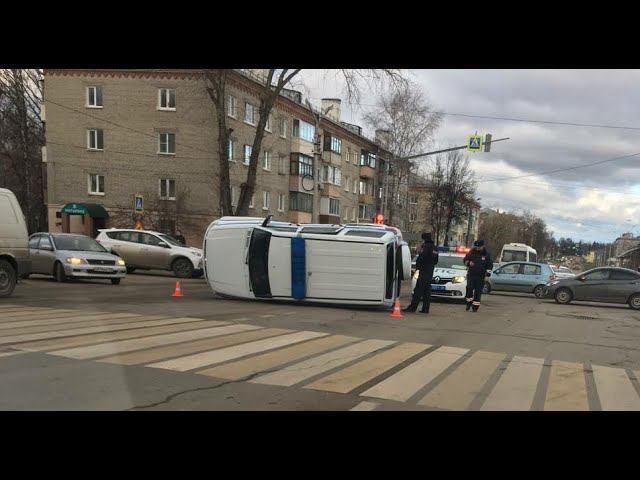 "Семёрка" на большой скорости протаранила полицейскую машину в Коломне. Видео с камер наблюдения.