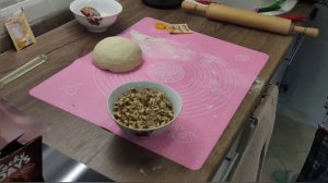 Нежный бездрожжевой рулет с орехом и изюмом на творожном тесте.