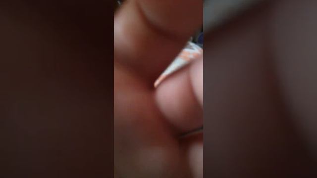 Показываю обрезаный ножницами мой палец. смотреть онлайн