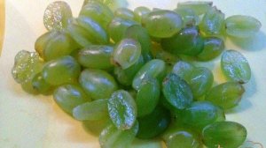 Салат с луком пореем и виноградом