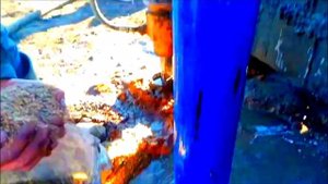 БУРЕНИЕ СКВАЖИН НА ВОДУ, ЗАСЫПКА КВАРЦЕВОГО ПЕСКА НА ВОСХОДЯЩЕМ ПОТОКЕ ВОДЫ.