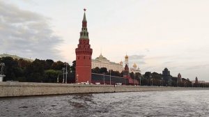 Экскурсия на теплоходе по Москве-реке. Красивые виды московских набережных мосты, катера, теплоходы.