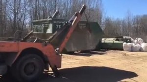 Установка контейнера 12 м куб мультилифтом для вывоза строительного мусора