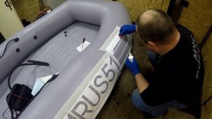 Нанесение номера на борт лодки ПВХ.Putting a number on a small vessel.""