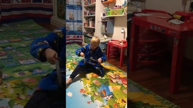 История первая. Обучающее видео. Часть 1. Сборка детского письменного стола ИКЕА смотреть онлайн