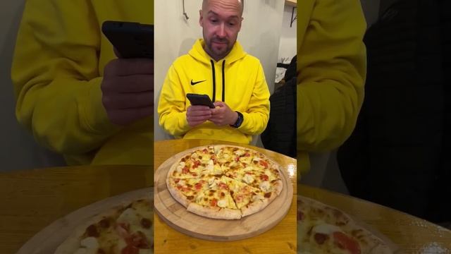 Пицца + фирменный чесночный соус в Батуми. Momento pizza Batumi. Грузия 2023 #shorts