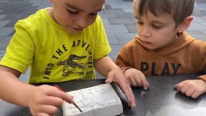 Раскопки динозавров змея слайм дети раскапывают останки динозавров детская игра  динозавры в камне