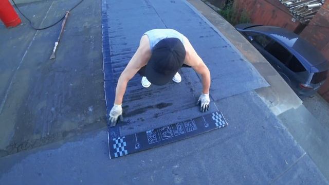 Влог #13 УПАЛ С КРЫШИ!КРОЕМ КРЫШУ РУБЕРОИДОМ! смотреть онлайн