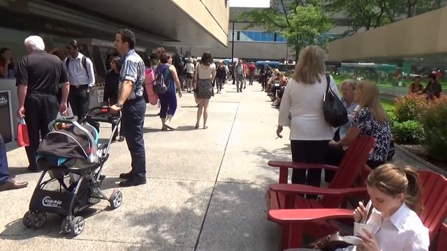 Канада 772: Монреаль в рабочий полдень смотреть онлайн