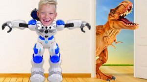 Лев и Динозавр играют с роботом от Beboy. Веселая детская история. Лев и Семья