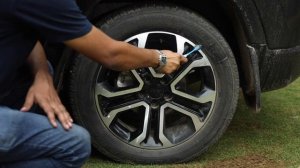 Easiest way to clean your car tyre rims | WD-40 | Chalees On, Problem Gone!