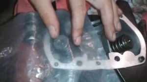 Засухаривание клапанов, головка двигателя 165 fmm