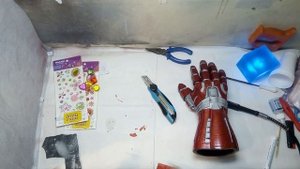 Перчатка железного человека с камнями бесконечности