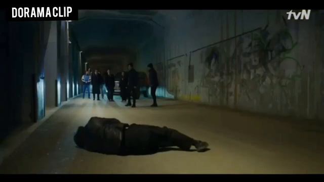 Оказалось   Винченцо  Сказал  своем  людям  чтобы  они  защитили  её  Дорама  Винченцо 11-серия