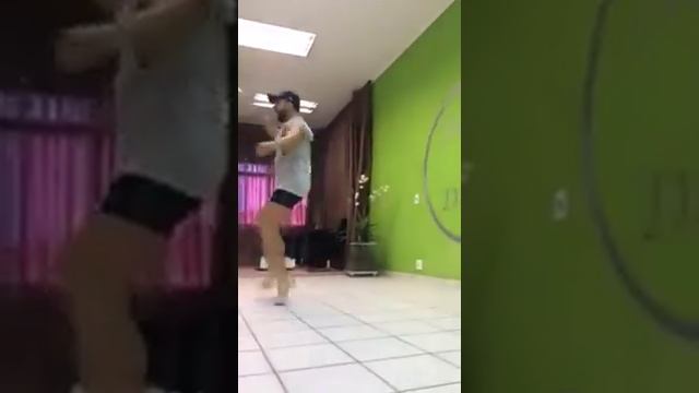 Мужик танцует в туфлях смотреть онлайн