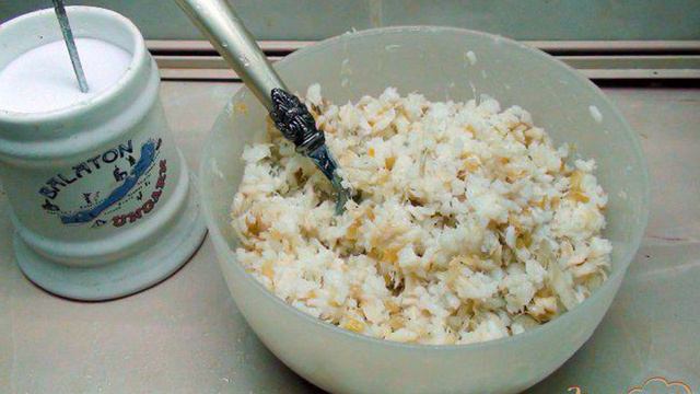 Пирог с рыбой, рисом и жареным луком.