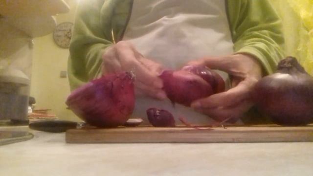 БЕРИТЕ НА ЗАМЕТКУ!!!! Как быстро и без слез почистить репчатый лук! смотреть онлайн