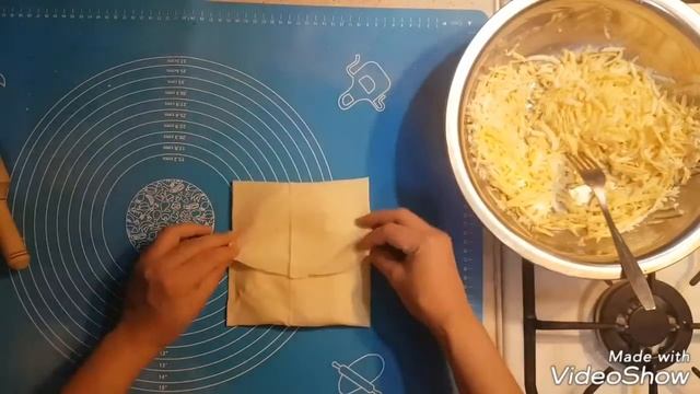 Гезлеме с сыром. Peynirli gözleme tarifi. Турецкие лепешки гезлеме. Gözleme nasıl yapılır.