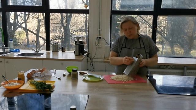 Рулет-омлет с начинкой из сыраа!