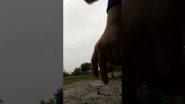 Показываю как стреляет пистоны пистолет