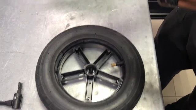 ЗАМЕНА ПОКРЫШКИ И КАМЕРЫ 10 ДЮЙМОВ НА ДЕТСКОЙ КОЛЯСКЕ смотреть онлайн