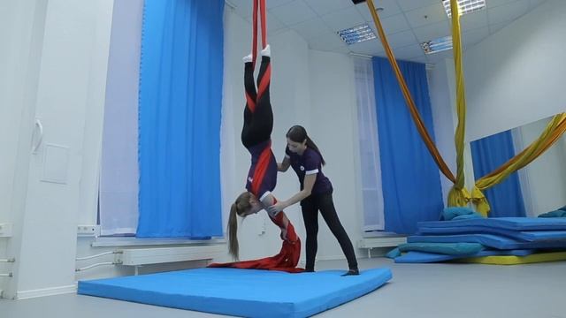 Стойка на руках на полотнах смотреть онлайн