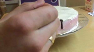 Простой и быстрый способ украсить торт. Как украсить торт новичку. Украшаем торт кремом и клубникой