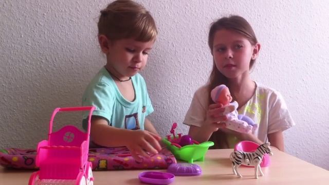 Играем пупсиком в дочки матери. Кормим Купаем Катаем на коляске и садим на горшок смотреть онлайн