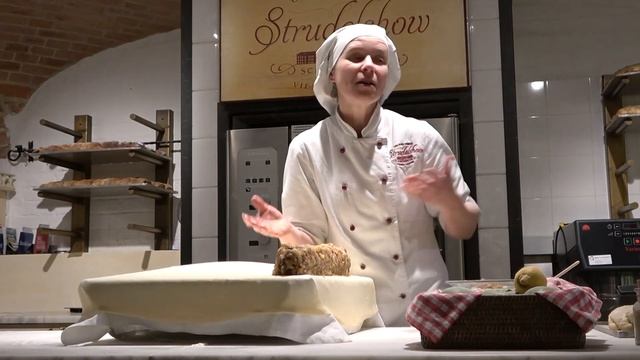 Старинный рецепт Штруделя и Штрудель Шоу во дворце Шёнбрун.