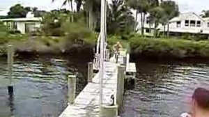 Чел на велосипеде упал в воду