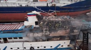 В Самаре загорелся теплоход «ОМ»