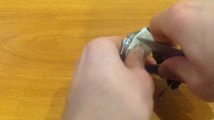 Как снять крышку наручных часов